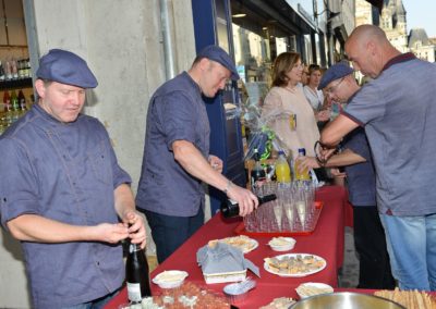 Dégustation pendant l'inauguration de la boucherie Abbaye